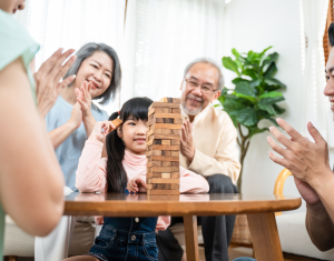 在家與長者玩小遊戲  延緩退化增進感情, 嘉頤優質護老院，政府甲一級安老院/老人院，24小時專業護理，註冊西醫定期到診,